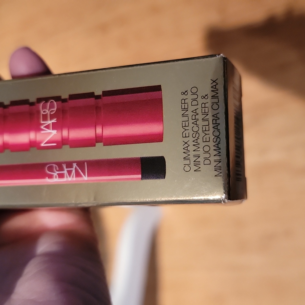 NARS Makeup Set with Pink and Red Shades - Picture 3 of 12